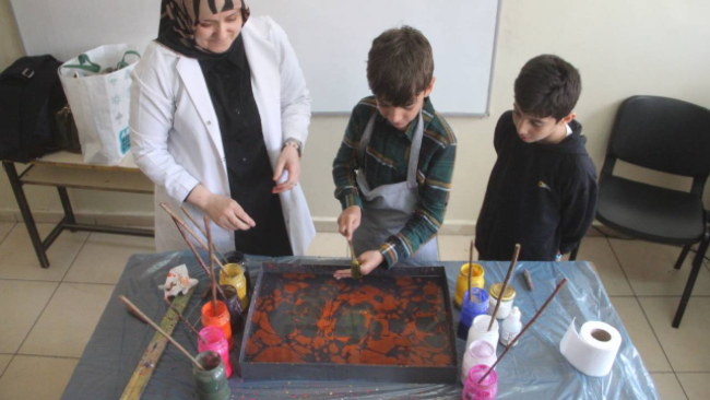 Elazığ'da çocuklar ebru sanatı ile tanıştı